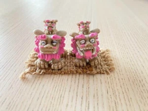 Shisa Okinawa Felicidad Shisa Familia Rosa Ocre Ornamento - Imagen 1 de 4