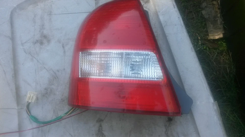 Conjunto de luz trasera izquierda Mazda Protoge 1999-2003 2000 2001 2002 OEM Foto 1 de 1