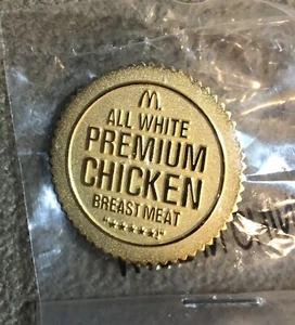 All White Premium Hühnerbrust McDonalds Crew Pin Neu im Paket Goldfarben M4 - Bild 1 von 1