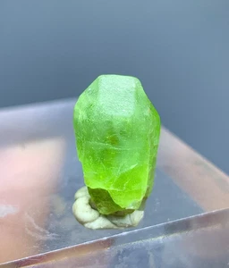 11 Karat terminierter grüner Peridot Kristall aus Pakistan - Bild 1 von 4