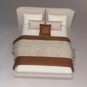 Kleines 1:12 Miniatur Puppenhaus Doppelbett mit Decken & Kissen - Bild 1 von 24