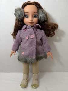 Abrigo de muñeca púrpura Our Generation con piel sintética, camisa, pantalones dorados, zapatos y orejeras - Imagen 1 de 7