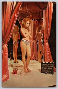 A912 Brigitte Bardot und Gott schuf die Frau 1957 Movieland Wachsfigurenkabinett Postkarte - Bild 1 von 2
