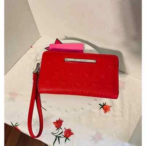 Betsey Johnson Fushia Heart zip around wallet Wrislet NWT - Picture 1 of 4