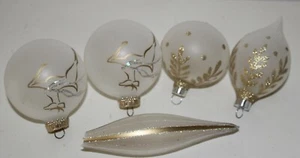 4 VINTAGE HOLLY Frosted glass ball Christmas ornaments Holly and Reindeer design - Picture 1 of 5