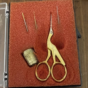 De Colección Solingen Bordado Tijeras Y Dedal Alemania Cigüeña Grúa Costura - Imagen 1 de 3