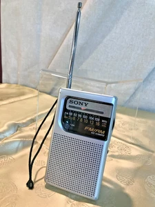 FUNKTIONIERT aber UNVOLLKOMMENES Sony ICF-S10MK2 TASCHENRADIO mit Lautsprecher - Silber SIEHE VIDEO! - Bild 1 von 13