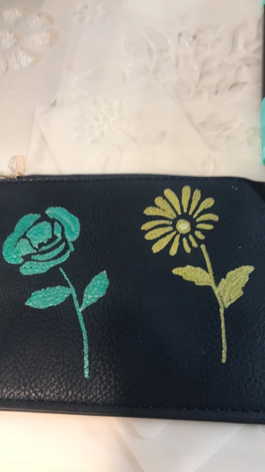 Monedero de cambio azul marino para mujer, amapola verde azulado pintado a mano y una margarita dorada. Foto 1 de 1