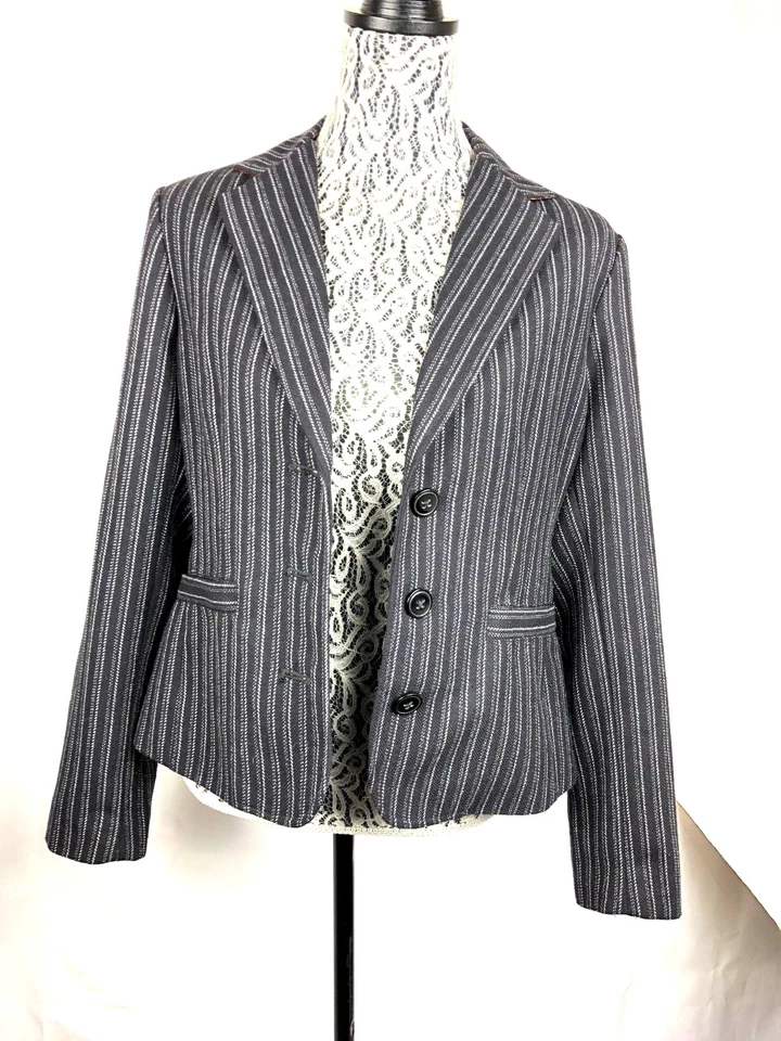 Blazer feminino Cabi tamanho 10 listrado preto e branco 3 botões bolso 1086 - Imagem 1 de 4