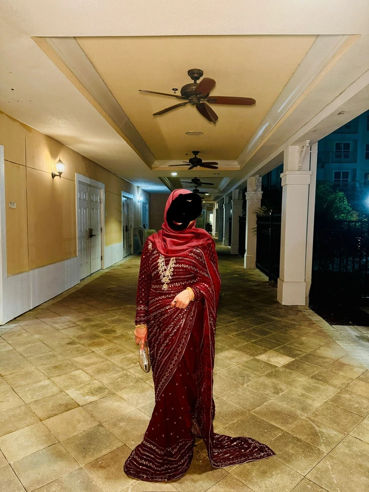 Hermoso sari rojo totalmente bordado con blusa de terciopelo talla mediana Foto 1 de 4