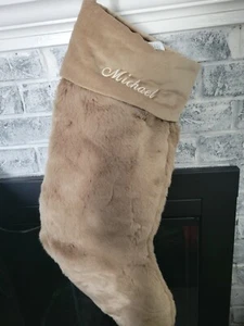 Calza natalizia fienile ceramica Michael monogramma pelliccia sintetica beige 21" - Foto 1 di 3