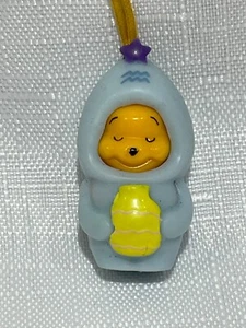 Disney Tomy Yujin Danglers Winnie The Pooh Peek A Pooh Charm Figurina - Foto 1 di 2