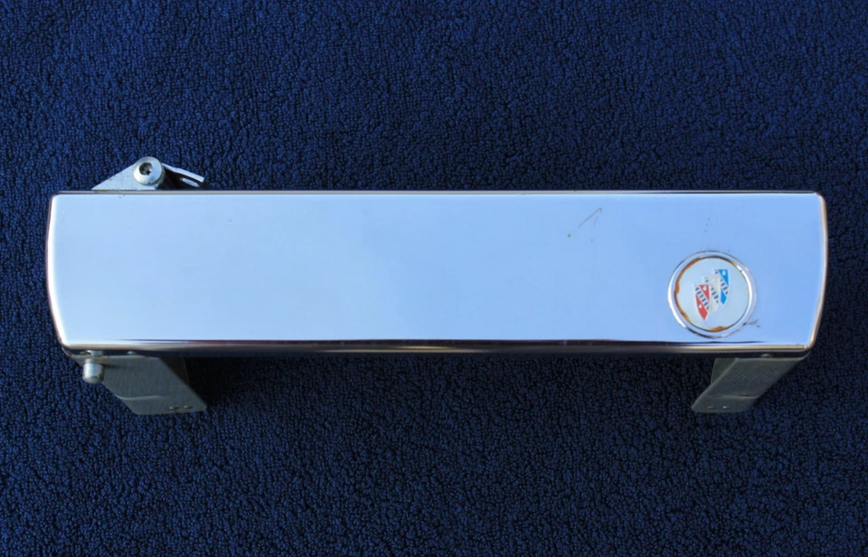 Dispensador de pañuelos Kleenex vintage para servicio automático Buick debajo del tablero accesorio dispensador Foto 1 de 4