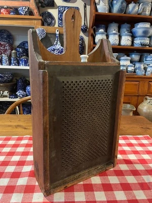 Antigua caja primitiva de madera/rallador de queso Foto 1 de 4
