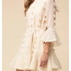 Vestido Entro Crema Floral Pom Pom Manga Campana Volantes en Niveles Fiesta Mediano - Imagen 1 de 9