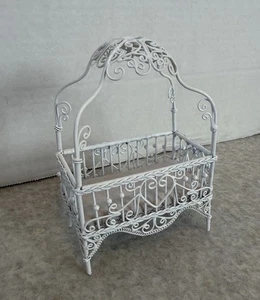 Cuna de bebé vintage blanca ornamentada para casa de muñecas.  Escala 1:12 - Imagen 1 de 7