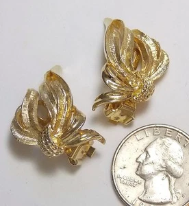 Vintage Wavy Leaf Cluster Clip Earrings, Goldtone Narrow - Picture 1 of 2