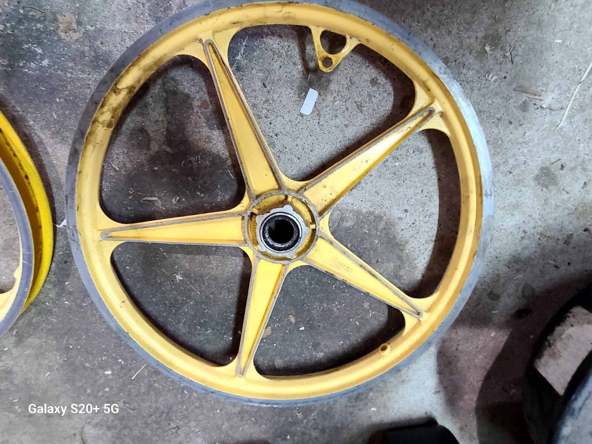 BMX Bike-Old School Yellow Wheels & Wheelset Vintage Bike BMX Bike-Old School Yellow Wheels & Wheelset Vintage Bike