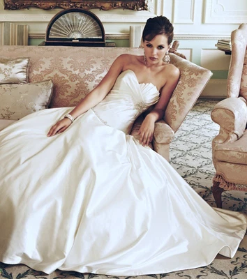 19 🔴 Atlanta  by Hollywood Dreams  |  Size 12  |  Ivory Wedding Dress - Image 1 of 4