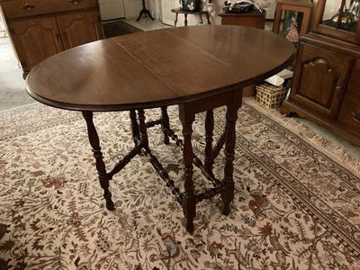 Puerta de madera oscura inglesa caída. Mesa de hojas con cajón. 4 pies por 33 pulgadas Foto 1 de 4