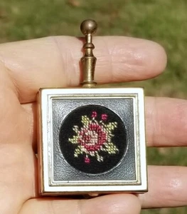 VINTAGE KLEINER PERSÖNLICHER KLAPPASCHENBECHER ~ REISEN ~ MESSING MIT GRIFF NADELSPITZENETUI TOP - Bild 1 von 18