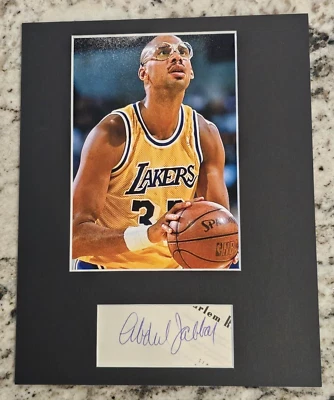 HOF'ER KAREEM ABDUL JABBAR AUTOGRAPH INDEX CARD LAKERS PHOTO MATTED 8 X 10 W/COA - Image 1 of 3