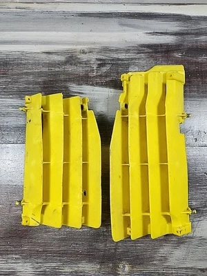 Защитные жалюзи на экран радиатора Polisport для Suzuki RMZ250 2010–2018 годов - Изображение 1 из 4