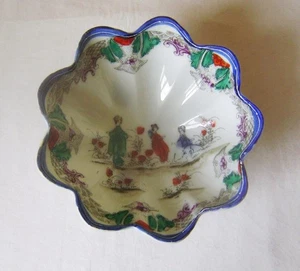 Antique Japanese Porcelain Bowl 15 cm wide: fluted shape on 3 legs - Picture 1 of 6