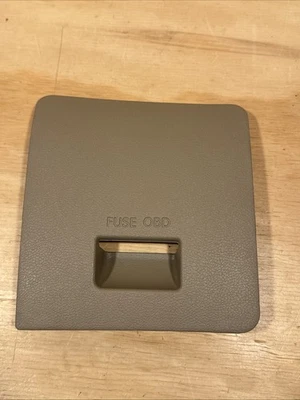 2012-2017 HYUNDAI ACCENT TAN INTERIOR ACCESS PANEL FUSE BOX COVER Beige - Image 1 of 4