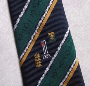 Vintage CRICKET Tie 1998 OFFICIAL TOUR ENGLAND SOUTH AFRICA CORNHILL INSURANCE - Picture 1 of 4
