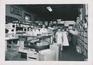 Snapshot Vintage Photo Family Group Grocery Store Interior Worker Pepsi-Cola Ads - Picture 1 of 11