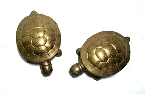 Dos contenedores vintage de latón para tortugas con tapa con bisagras cajas de baratijas - Imagen 1 de 15