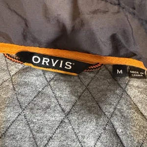 Orvis Herren gesteppter 1/4 Druckknopf Pullover Medium schwarz mit orangem Besatz - Bild 1 von 6