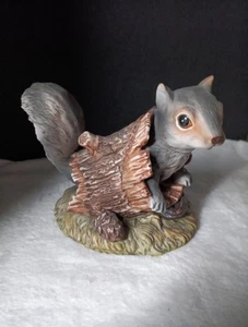 Vintage Homco Meisterwerk Porzellan Eichhörnchen im Baumstamm 4,25" Figur 1986 nicht mehr produziert - Bild 1 von 9