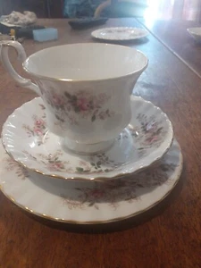 Royal Albert Bone China “ Lavender Rose “ Teetasse, Untertasse & Teller Trio - Bild 1 von 4