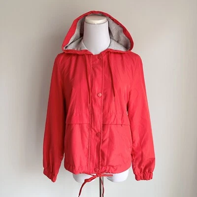 Chaqueta cortavientos H&M DIVIDED roja brillante con capucha y cremallera, para mujer talla XS Foto 1 de 4