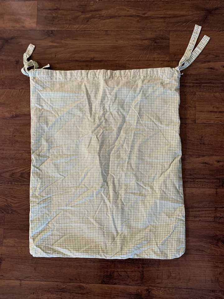 "Cesta de lavandería Pottery Barn Kids verde blanca guinga forro pequeña pequeña 24""x30""" Foto 1 de 4