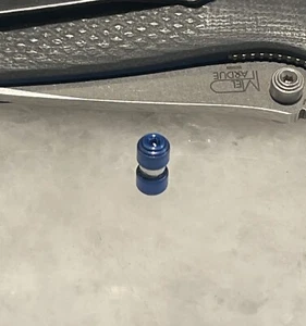 Transluzent blauer Daumennieten für Benchmade 551-1 Griptilian 556-1 Mini Griptilian - Bild 1 von 7