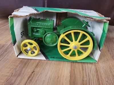 ERTL John Deere 1923 Model D Tractor 1:16 Scale No 500 - Image 1 of 4
