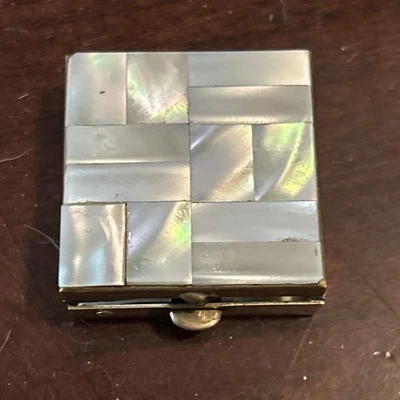 Caja de pastillas/baratijas cuadradas vintage de madreperla y latón Foto 1 de 4