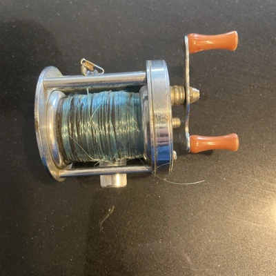 Carrete vintage Abbey & Imbrie junto al lago Foto 1 de 4