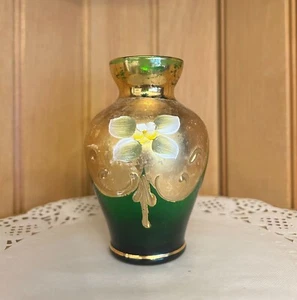 Antiguo jarrón de vidrio pequeño Moser de oro verde bohemio pintado a mano con motivo floral - Imagen 1 de 8