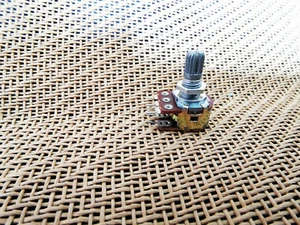 1pc Universal B-25K Potentiometer Rotary 6mm Split 20mm Shaft B25K 25K x 2 Decks - Picture 1 of 4