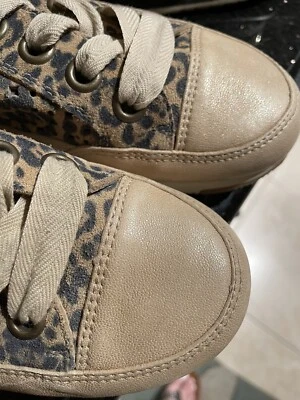 ZAPATOS HECHOS A MANO PAUL VERDE, CUERO BEIGE Y CORDONES ANIMALES, TALLA 5 EE. UU. Foto 1 de 4