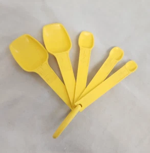Juego de cucharas medidoras amarillas Tupperware vintage de 5 piezas cucharadas de anillo - Imagen 1 de 6