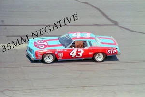 NEGATIVI NASCAR 35 MM - SET DI 2 - RICHARD PETTY #43 STP #RP43 - Foto 1 di 2