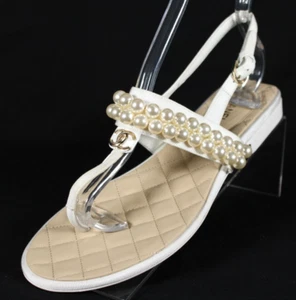 Sandalias planas Chanel 2022 22B de cuero blanco adornadas con perlas CC 39 - Imagen 1 de 12
