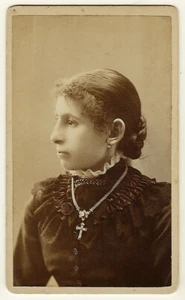 A PRETTY YOUNG WOMAN WEARING A LARGE CROSS IN BATAVIA, NEW YORK (CARTE DE VISITE - Picture 1 of 3