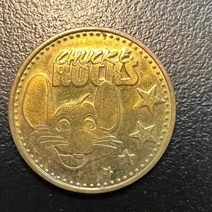 Moneda de guitarra Chuck E Cheese Rocks 2013 Arcade Token - Imagen 1 de 6