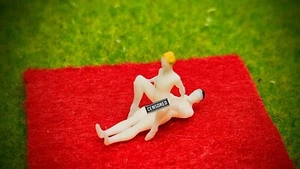 1:87 Verschiedene Sexy Szenen Liebespaar Figuren H0 HO Diorama Modellbahn Liebe - Picture 1 of 43
